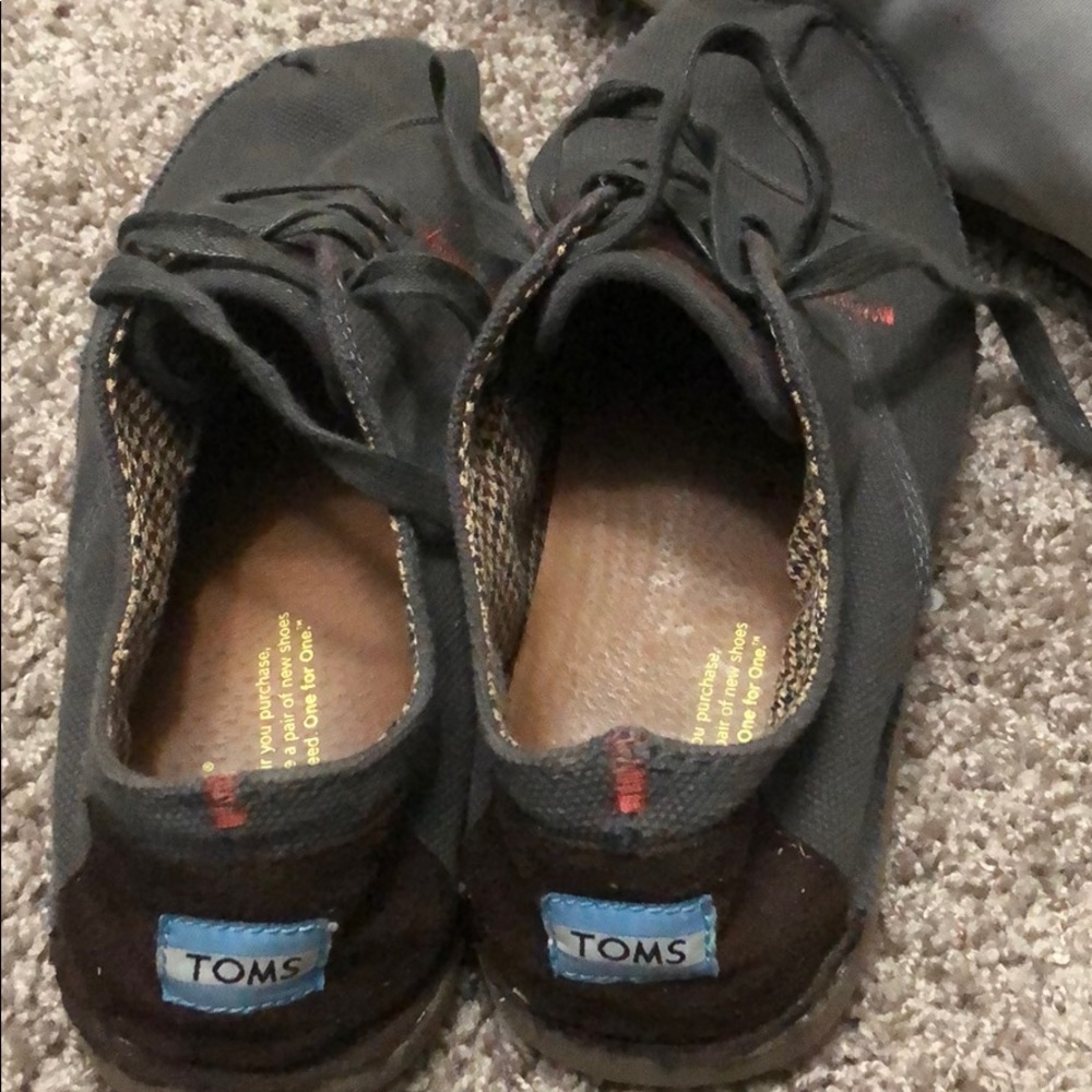 Toms lace up shoes. Men size 9M.